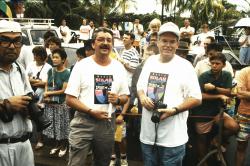 Im Vordergrund Dr. Fredy Sidler, Direktor Ingenieurschule Biel (links), und Vizedirektor René Jeanneret (rechts) an der World Solar Challenge 1990 in Australien.