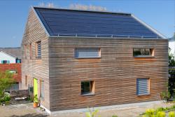 Haus mit Holzfassade und Solardach