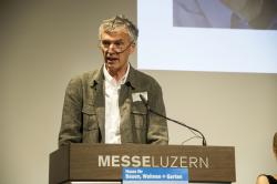 Le prof. Marc H. Collomb le 3 octobre 2014, à Lucerne, remettant pour la dernière fois le Prix Solaire Suisse en tant que président du jury.
