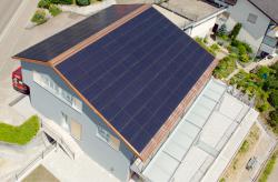 Die 30 kW starke PV-Anlage ist dach-, first-, seiten- und traufbündig integriert und erzeugt jährlich rund 30’000 kWh.