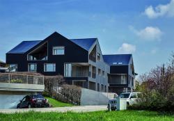 Südwestansicht des energieautarken MFH in Brütten/ZH. Die 126.5 kW starke dach- und fassadenintegrierte PV-Anlage ist optimal ganzflächig integriert und produziert 92’000 kWh/a.