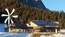 Das Berggasthaus Gamplüt nutzt lokale und erneuerbare Energieträger aus Holz, Sonne und Wind.