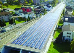 Die 490 m lange Autobahnüberdachung dient nicht nur dem Lärmschutz, sondern auch der Produktion von  Solarstrom.