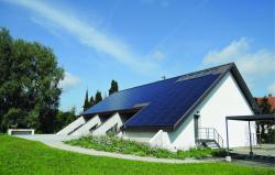 Seit 2017 wird der CO2-freie Gesamtenergiebedarf der PEB-Kirche zu 181% durch die ganzflächig integrierte PV-Dachanlage gedeckt