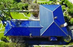 Die 51.1 kW starke PV-Anlage ist ganzflächig optimal in das Dach integriert und produziert rund 42’300 kWh/a Solarstrom.