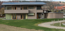 Südansicht des DEFH. Die Architektur ist auf passive Solarnutzung ausgerichtet. Zusammen mit der guten Wärmedämmung ergibt sich ein tiefer Energiebedarf von 11’500 kWh/a.