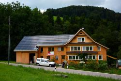 Saniertes Toggenburgerhaus mit vollflächtig integrierter PV-Anlage