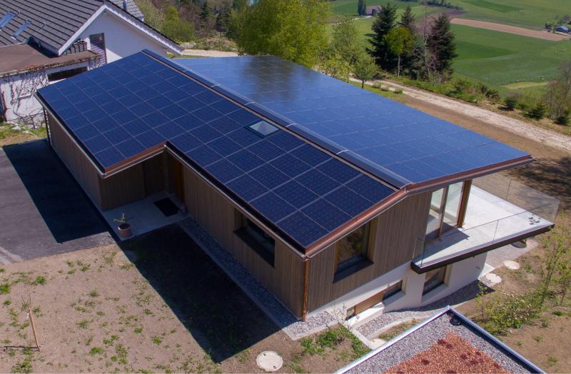 Der Wärmebedarf des 687%-PlusEnergieBaus wird zum grossen Teil durch die Besonnung der Gebäudefassade gedeckt.